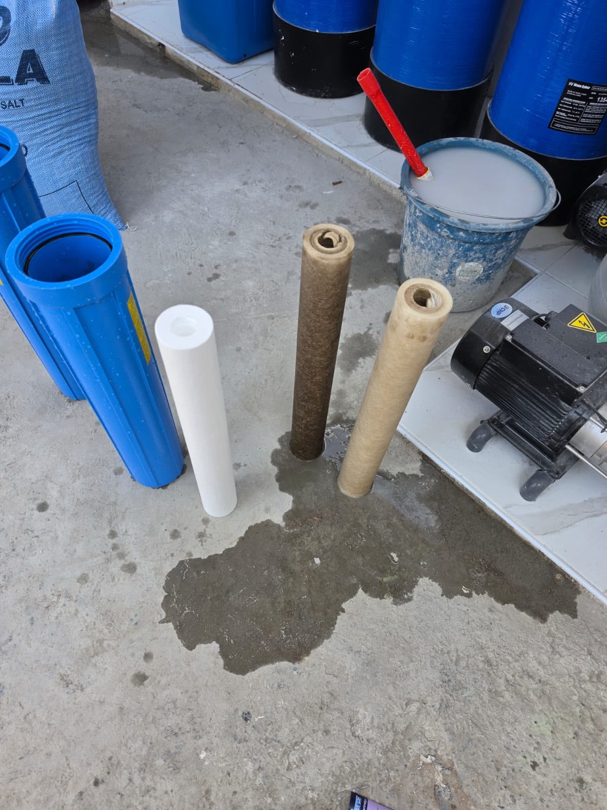 HillWash filter cartridges — new white filter on left, used dark brown filters on right showing sediment and dirt removed from water