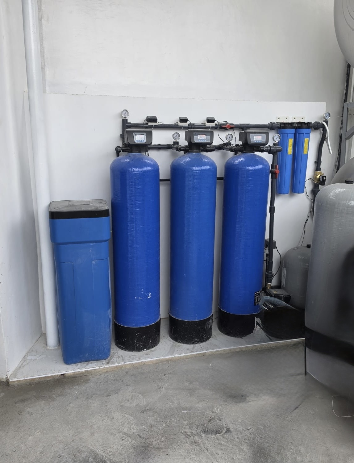 HillWash 5-stage commercial water filtration system installed in the laundry